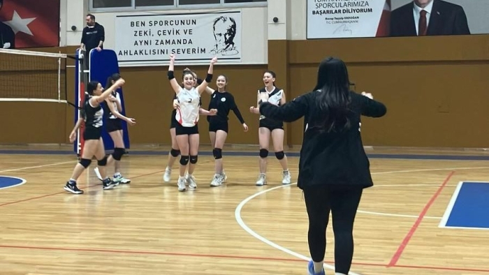 Körfez Gençlerbirliği Voleybol Takımı, Karamürsel’i 3-0 Yenerek Zirveye Yükseliyor